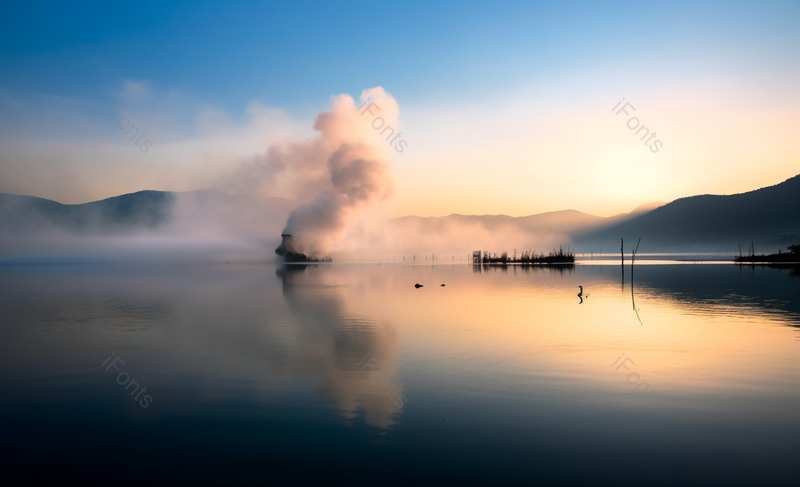 开阔自然风景云雾缭绕湖水湖泊,高清,摄影图,摄影图片,图片大全,摄影图免费下载